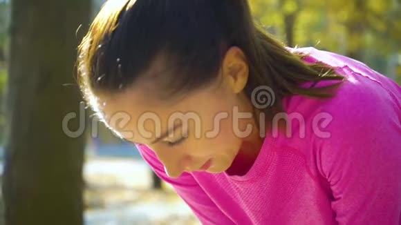 乔格女孩在阳光公园训练后呼吸困难视频的预览图