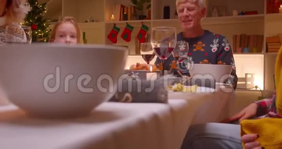 圣诞节家庭团聚不同世代祖父母父母子女礼物视频的预览图