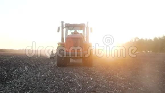 日落农场农业设备或拖拉机的农村工作用地视频的预览图