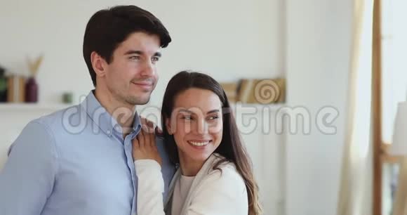微笑的年轻夫妇亲密的目光远离梦想的新家视频的预览图