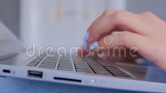 女士手在笔记本电脑键盘上打字关闭侧视视频的预览图