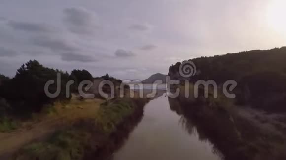 海湾里的河流视频的预览图