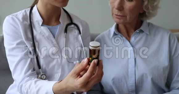 医生在健康咨询时给老妇人开药视频的预览图