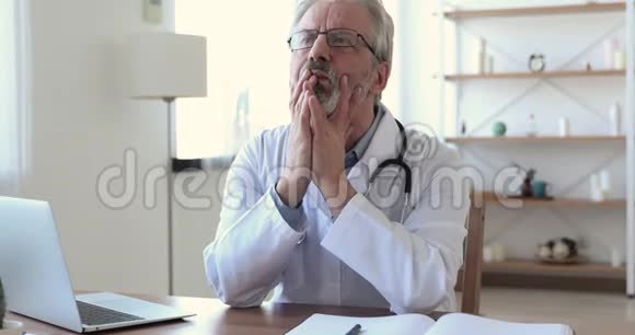 忧心忡忡的高级男医生对医疗事故感到沮丧视频的预览图