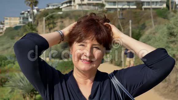 在阳光明媚的夏日女人幸福美丽在海洋海岸戴着手镯耳环旅行假期退休视频的预览图