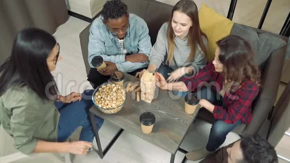 一群跨国朋友在家里的客厅里玩积木移除游戏友谊休闲理念视频的预览图