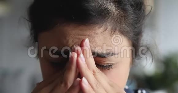 精疲力竭的年轻印度妇女患有偏头痛视频的预览图