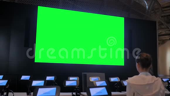 女人看着大空白绿色屏幕色度关键概念视频的预览图