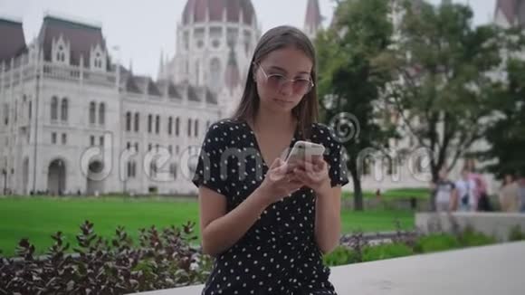 匈牙利布达佩斯Kossuth广场有手机的女孩视频的预览图