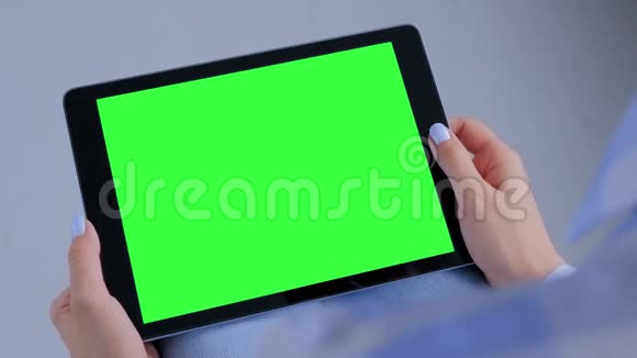 女性使用黑色平板电脑空白绿色屏幕复制空间概念视频的预览图