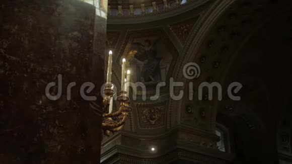 圣殿中的烛台灯视频的预览图