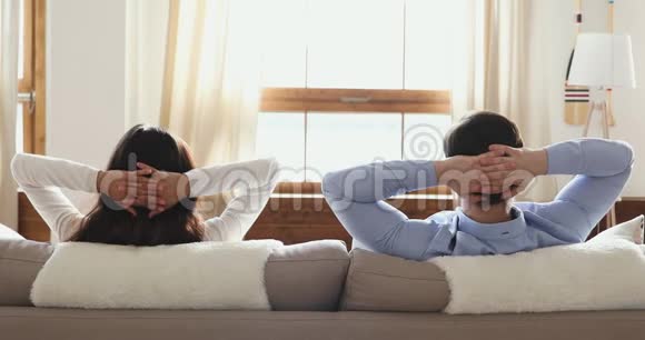 两只放松的双手放在沙发上后视视频的预览图
