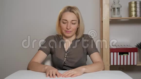女博主坐在一张桌子旁在网上商店里研究一次购买视频的预览图