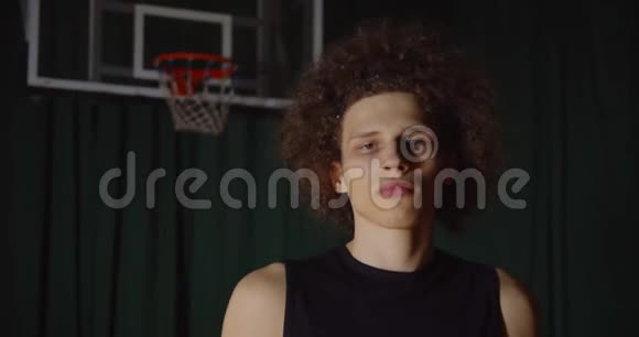 流行的卷发白人篮球运动员肖像严肃地看摄影师闪光灯视频的预览图