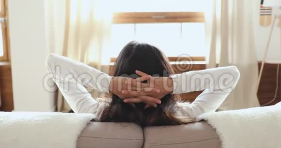 席琳迷人的女孩靠在舒适的沙发上呼吸新鲜空气视频的预览图