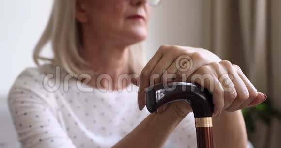 不健康女性退休人员患有骨质疏松疾病的概念视频的预览图