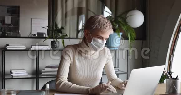 生病的女商人戴着口罩和手套在工作中咳嗽视频的预览图