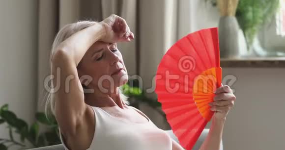 因天气炎热而精疲力竭的老年女性退休人员视频的预览图