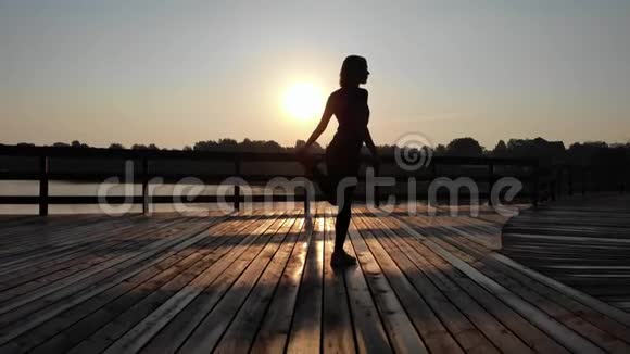 年轻女子在日出前撒野视频的预览图