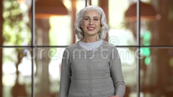老快乐的退休妇女指着窗户视频的预览图