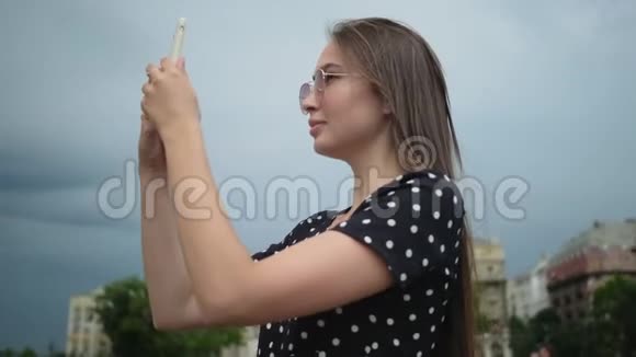 在布达佩斯的匈牙利议会大厦拍摄智能手机照片的女孩视频的预览图