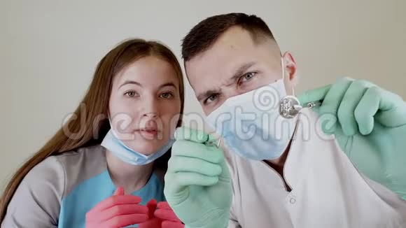 戴口罩的专业牙医手拿牙科工具检查口腔视频的预览图