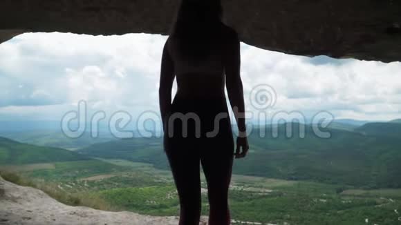 女旅行者穿过洞穴洞穴城附近的巴希萨拉伊托普凯门克里米亚的景点视频的预览图