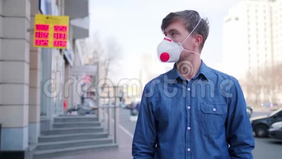 一个戴着呼吸器的人看起来威胁货币兑换点冠状病毒流行期间的经济符号危机视频的预览图