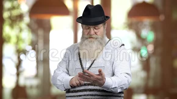老胡子男子使用玻璃透明平板电脑为共空间视频的预览图