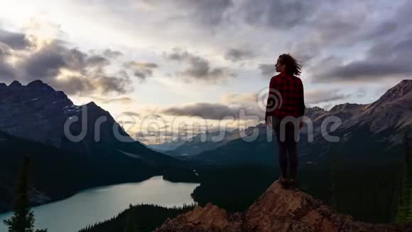 加拿大落基山脉妇女的时间流逝视频的预览图