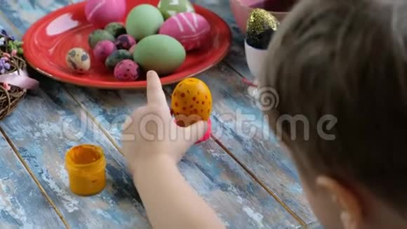 把小孩的手用鸡蛋染色复活节彩蛋从上面看视频的预览图