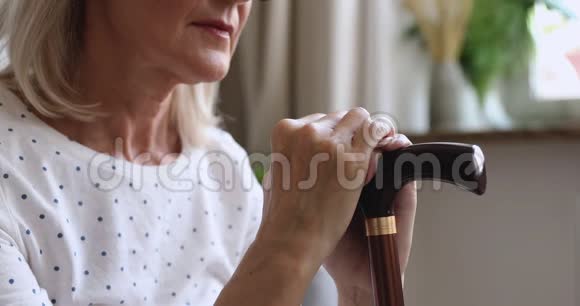焦虑的退休祖母患有老年骨质疏松症视频的预览图