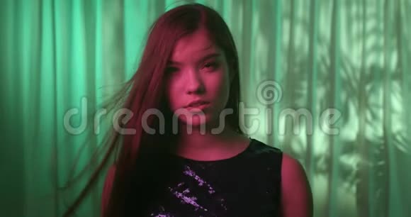 眼睛白种人女孩肖像年轻的彩色霓虹手指紫色的风绿色的背景视频的预览图