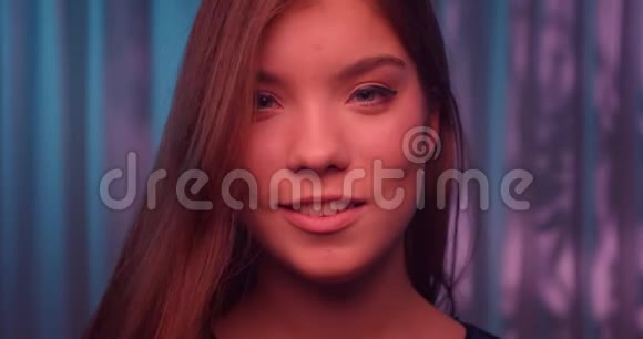眼睛白种人的微笑女孩肖像年轻的颜色霓虹手指紫风背景视频的预览图