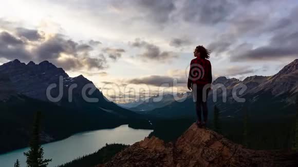 加拿大落基山脉妇女的时间流逝视频的预览图