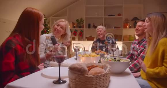 大家庭唱歌曲圣诞晚餐晚祖父母孩子酒团圆视频的预览图