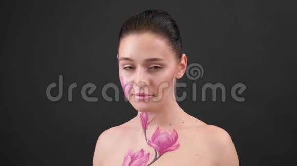身体艺术脸上涂着玉兰花的女人肋骨视频的预览图