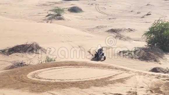 肌肉男在沙漠中缓慢地骑着阿特夫视频的预览图