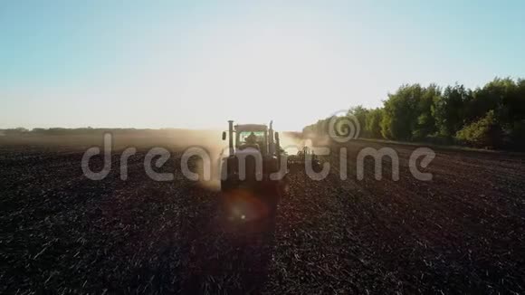 农业工业用工业机器在农村农场工作视频的预览图
