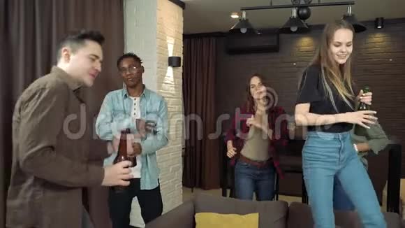 多种族的年轻人正在跳舞喝啤酒在客厅的家庭聚会上玩得很开心青年和假日概念视频的预览图
