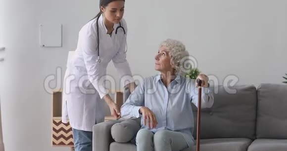 照顾年轻护士穿制服帮助老年残疾老人视频的预览图