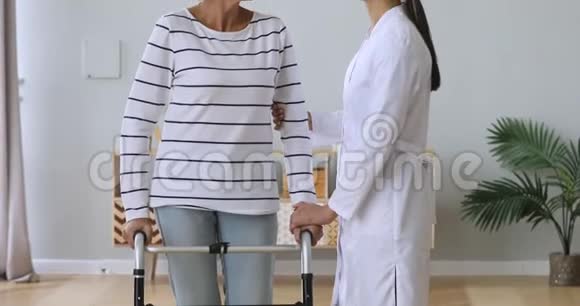 微笑医生支持中年患者步行架视频的预览图