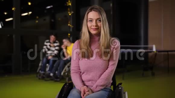 轮椅残疾青年妇女肖像视频的预览图