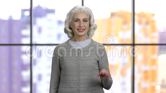 头发灰白的退休老奶奶表现得很好视频的预览图