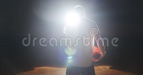 年轻的白种人篮球运动员正准备去幕后黑暗剪影光线自信视频的预览图