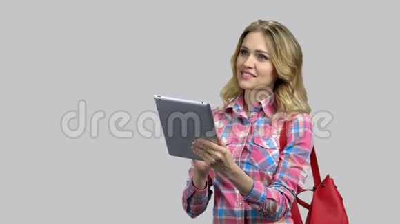 体贴的魅力女人与平板电脑视频的预览图