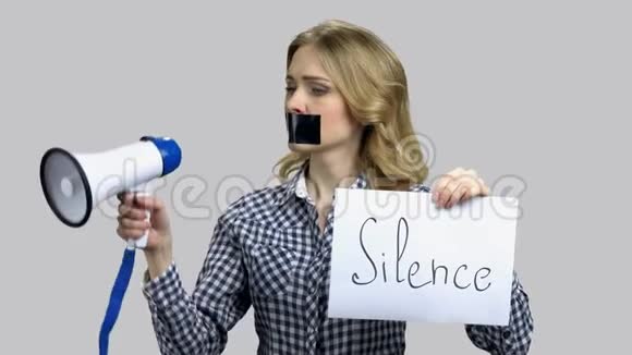 沉默的概念带扩音器的女人视频的预览图