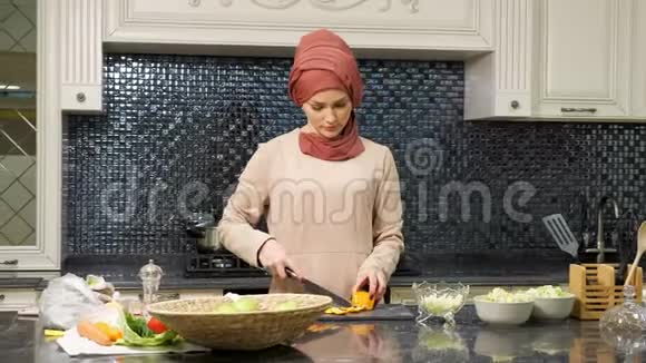伊斯兰妇女戴头巾做水果沙拉做自制饭菜视频的预览图