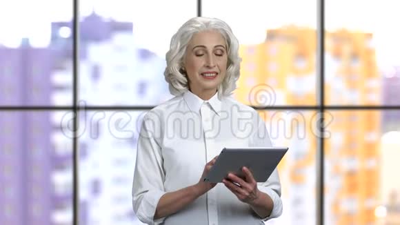 女士与平板电脑滑动和滑动视频的预览图