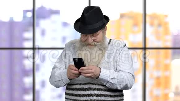 老退休爷爷在智能手机上发短信视频的预览图